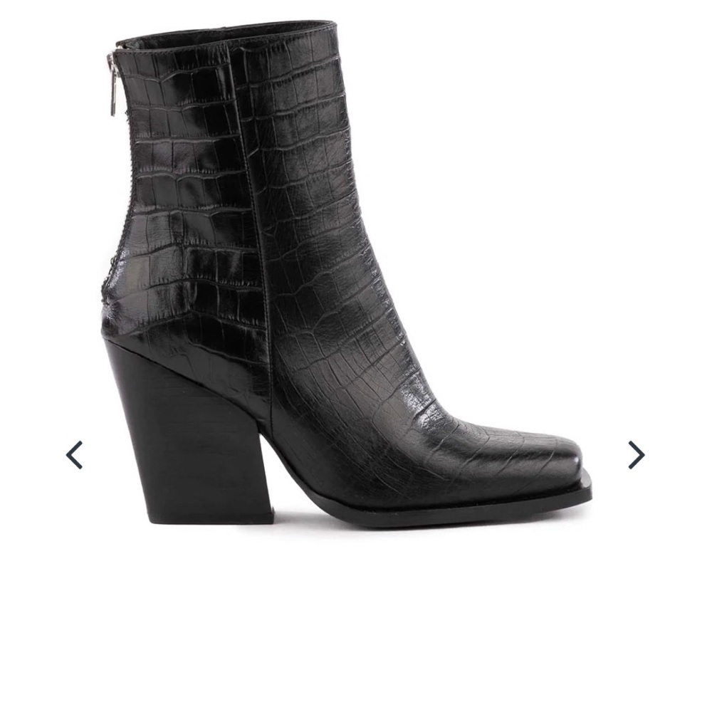 Seychelles size 7.5 black zip back runs small fits 7